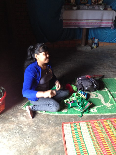 3/ Ảnh em Thuật rất vui trước những chiếc mũ và những đôi dớ em Thuật đã đan được _ Buôn Hằng