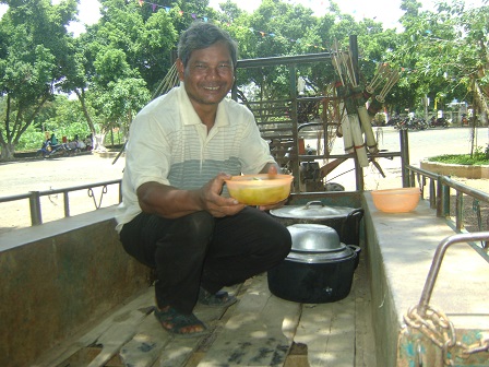 Ảnh bố Kchia ở thôn Tư chở thức ăn trên xe công nông đến nhà thờ giáo xứ, trong ngày lễ bổn mạng của các mẹ _ Buôn Hằng