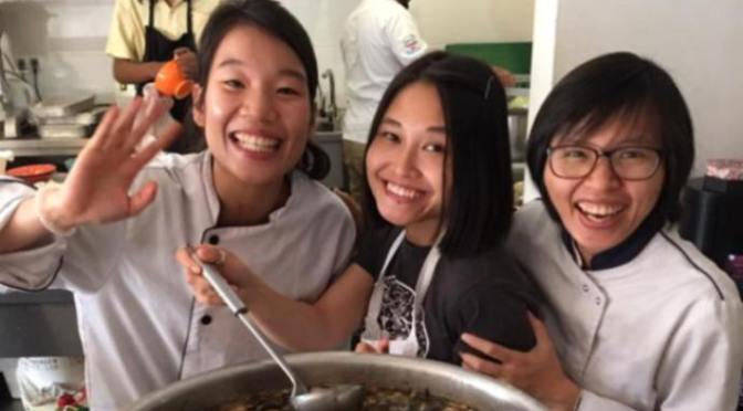 Làm phụ bếp: Khiêm tốn, tập trung và học làm việc nhóm