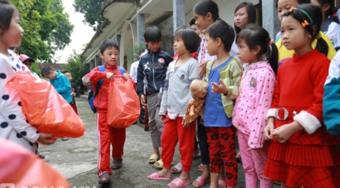 Hãy ít nhất một lần cho trẻ tham gia hoạt động thiện nguyện