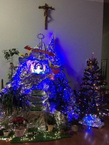 Hang đá trong khu vực nhà hưu dưỡng Tu viện Nữ Vương Hòa Bình Bmt 2017.