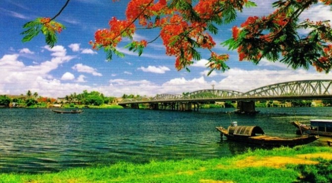 Tháng giêng về Huế