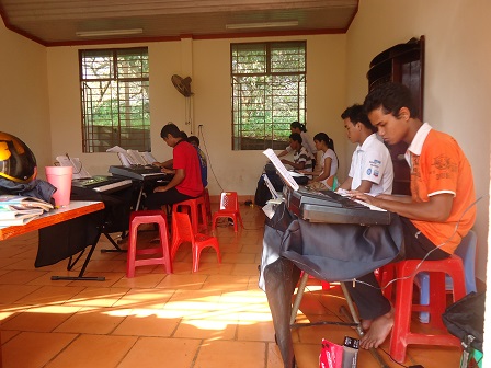 Các em trong các sóc đến học đàn miễn phí tại cộng đoàn các Pi _ Bù Đăng