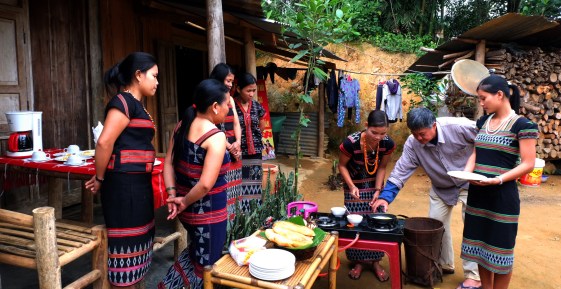 Ông Bình hướng dẫn phụ nữ Cơ Tu cách nấu ăn cho du khách