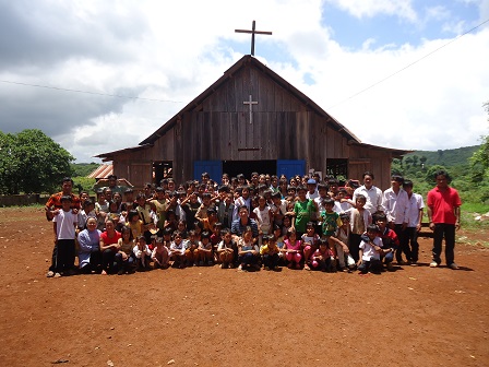 Trước nhà thờ giáo sóc Bụi Tre _ Bù Đăng