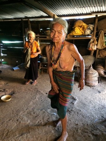 Mẹ Dúc 75 tuổi và mẹ Dông 77 tuổi. Hai chị em sống với nhau trong tuổi già không có con cháu.