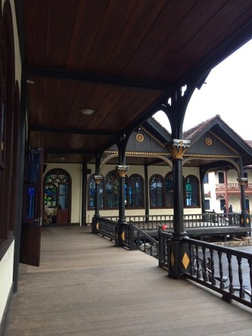 Hành lang bên phải của nhà thờ gỗ Kontum