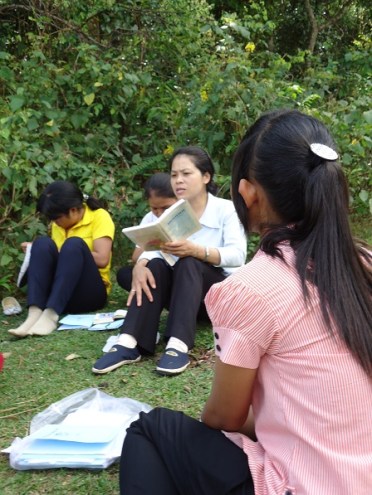 Thỉnh thoảng các em thiếu nhi được học giáo lý ngoài trời, được vừa học vừa chơi