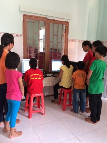 Hai em học sinh lớp Sáu đang học vi tính trong giờ ôn học bài tại nhà Lưu trú Bù Đăng