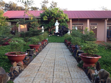 Khuôn viên tượng đài Đức Mẹ trước nhà cộng đoàn các Pi ở Bù Đăng