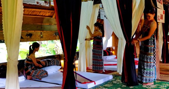 Sơn nữ trên nhà sàn đã được ông Bình giúp cải tạo thành homestay