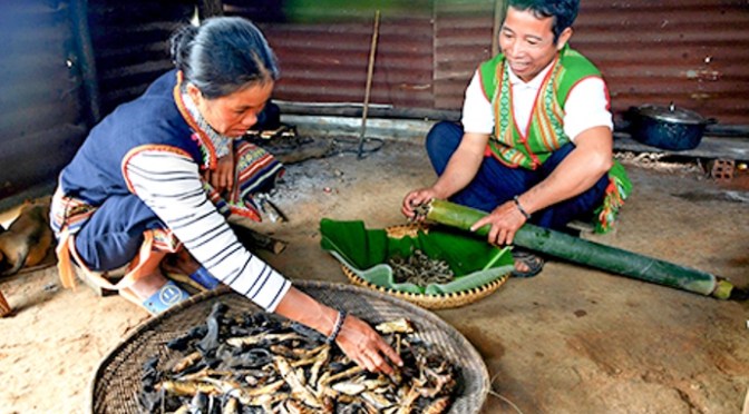 Anh em đồng bào mời ăn mời uống
