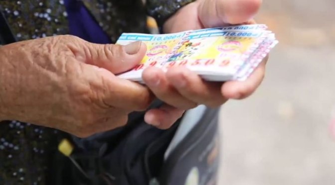 Gia đình chị bán vé số