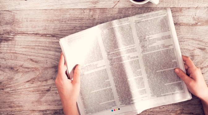 Đọc báo và tĩnh lặng