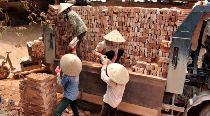 Không kem, không kẹo, em mua quà thăm bố