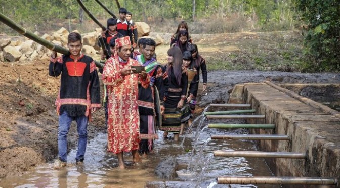 Xóm làng cần phải nương tựa nhau