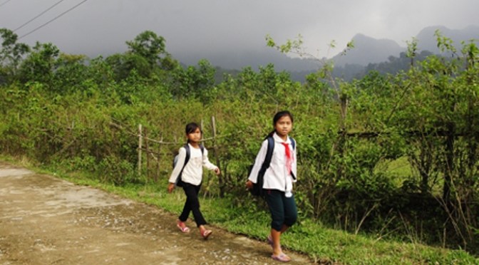 Anh cất tiền để đóng tiền học cho em