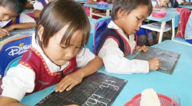 Giúp buôn làng giàu mạnh