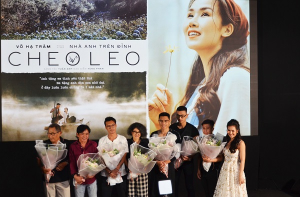 Ca sĩ tặng hoa cho ekip cùng thực hiện MV