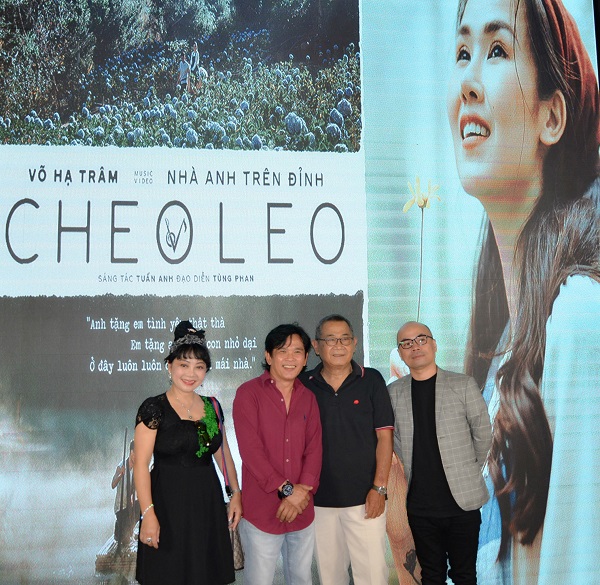 Nhạc sĩ Văn Tuấn Anh hẹn sẽ chiêu đãi cả ekip tại Làng Cù Lần-Ảnh Thiên Hải