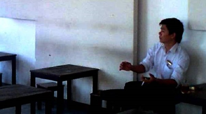 Những vết ố trên tường quán Cà Phê