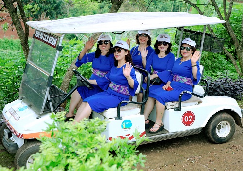 Hình ảnh này không có thuộc tính alt; tên tập tin này là 5-chi-em-tren-xe-dien-trong-khu-du-lich-sinh-thai-kotam.jpg