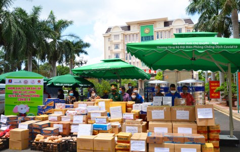 TN6_Nhà báo Hoàng Thiên Nga tổ chức trao quà ủng hộ lực lượng chống dịch tuyến đầu