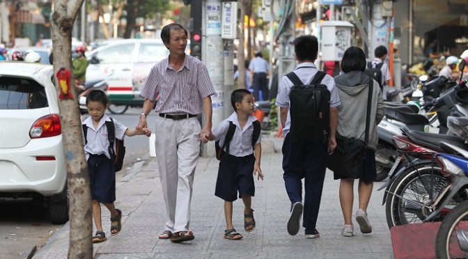 Bạn đi thế nào trên hè phố