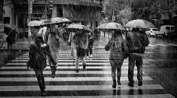 Trời làm mưa trên người công chính và người bất chính