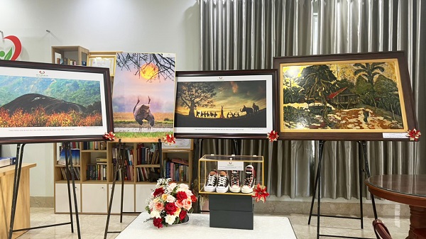 5 đóa hoa thắng đấu giá đã được gắn