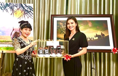 Người đẹp H Bella được sở hữu 2 đôi giày