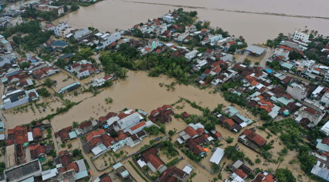 Chạy đua với thời gian đến với nạn nhân vùng lũ