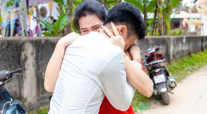 Khóc hay không khóc